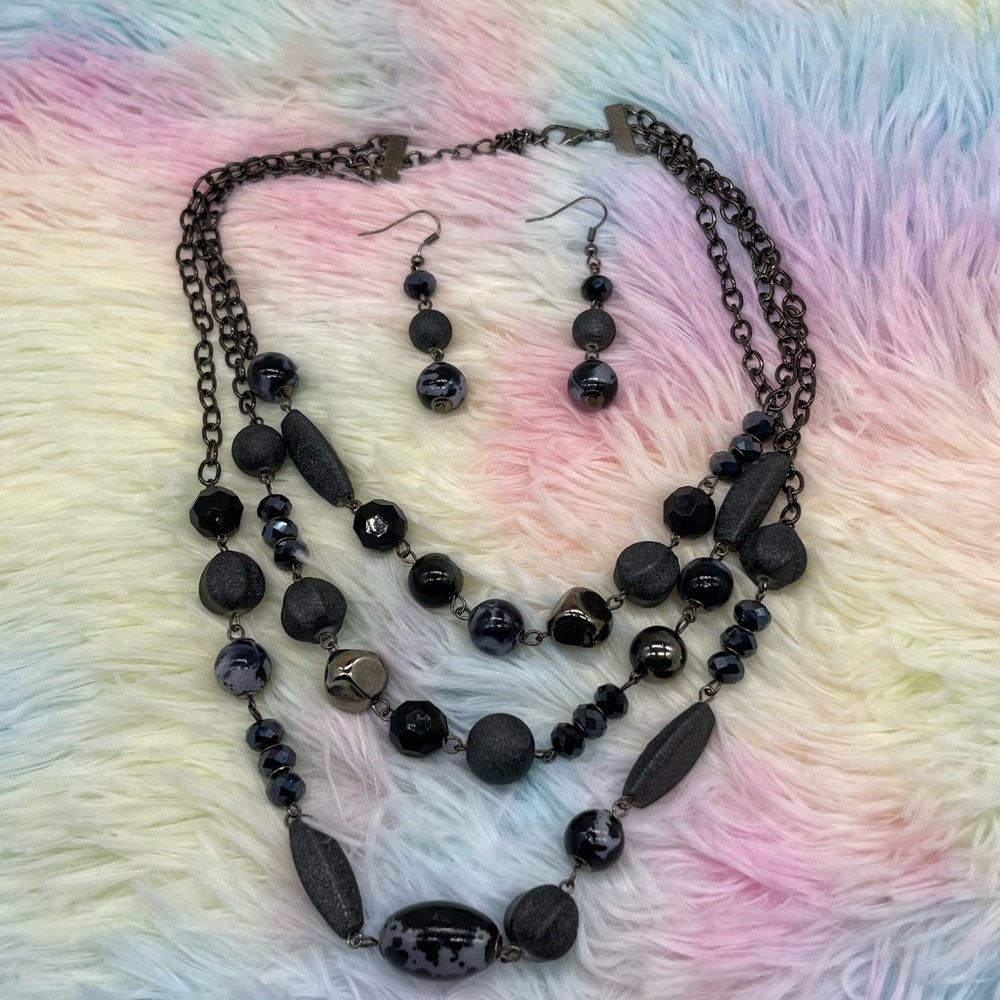 ➷ 5/$25 BEAUTIFUL Necklace and Earring Set Multilayered and Textured - Picture 3 of 4
